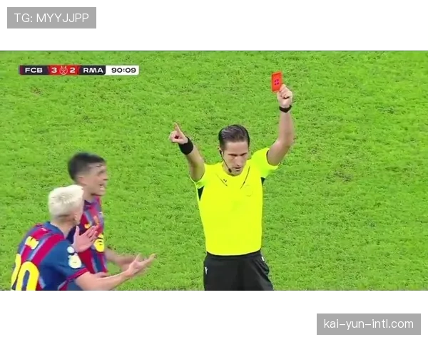 德容红牌事件折射判罚困境 鞋钉接触小腿瞬间主裁依据FIFA规则做决定