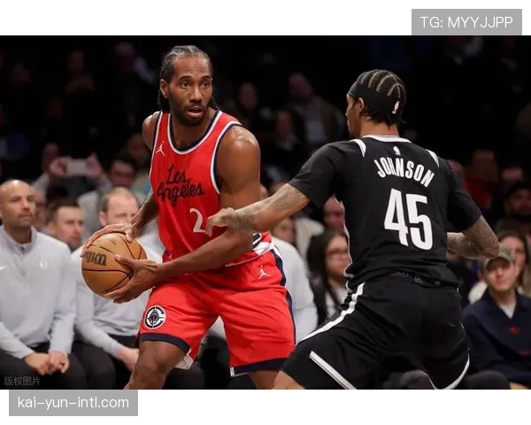 伦纳德连续45场20+创队史纪录，脚踝扭伤后负荷管理再成焦点